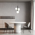 Lampa wisząca Perla z czterema białymi kulistymi kloszami na czarnym stelażu, zawieszona nad okrągłym białym stołem. W tle szare ściany i nowoczesne meble kuchenne, stylowe krzesła w odcieniu szarości.