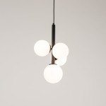 Lampa wisząca Perla z czarnym metalowym uchwytem i czterema białymi, półprzezroczystymi kulami. Produkt zawieszony, z widocznym kablem. Prosty, nowoczesny design, idealny do wnętrz.