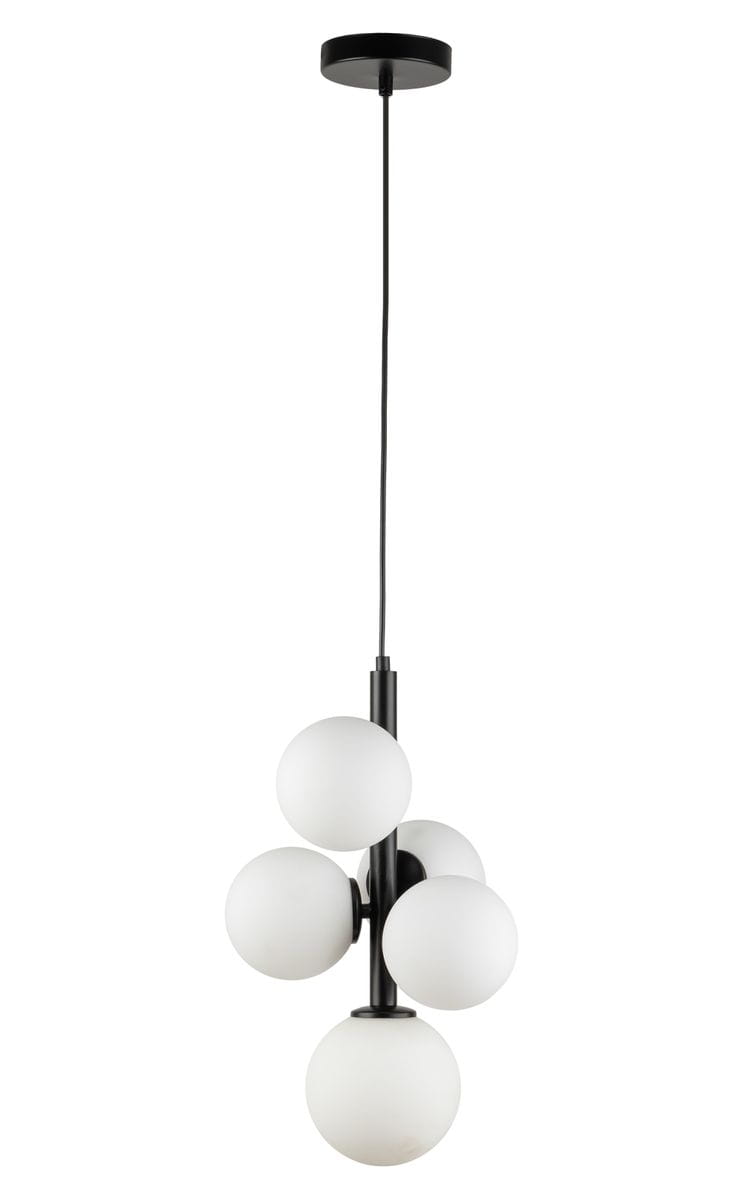 Lampa wisząca Perla z pięcioma kulistymi kloszami w kolorze białym, zawieszona na czarnym przewodzie. Klosze wykonane z matowego szkła, umieszczone na centralnym, czarnym stelażu. Ujęcie frontalne, lampa wisi swobodnie.