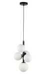 Lampa wisząca Perla z pięcioma kulistymi kloszami w kolorze białym, zawieszona na czarnym przewodzie. Klosze wykonane z matowego szkła, umieszczone na centralnym, czarnym stelażu. Ujęcie frontalne, lampa wisi swobodnie.