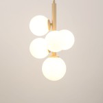 Lampa wisząca Perla 5xG9 w kolorze złotym i białym. Składa się z pięciu białych, okrągłych kloszy, zamontowanych na złotej podstawie. Produkt zawieszony pionowo, na jednolitym, jasnym tle.