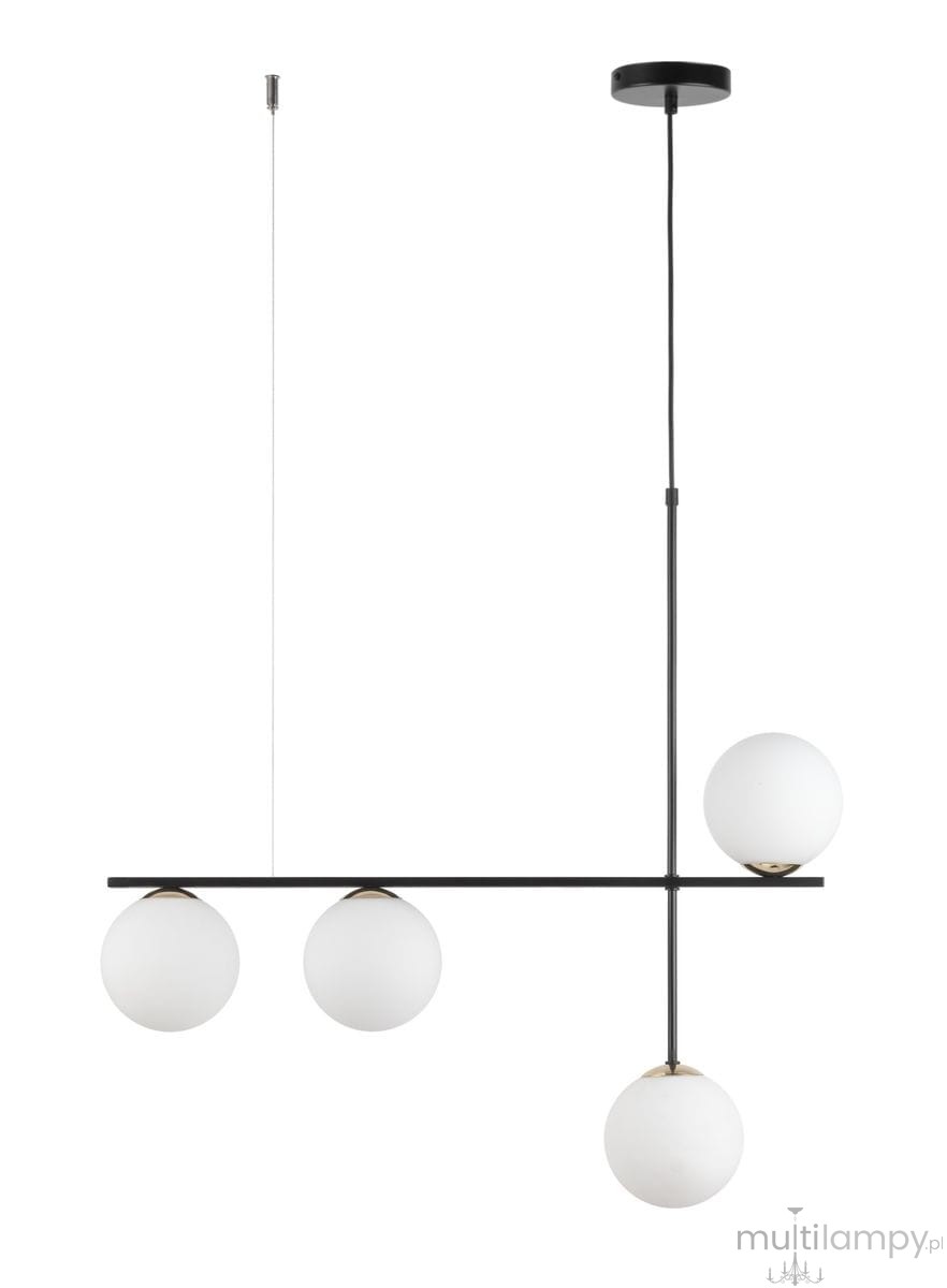 Lampa wisząca Silia z czarną metalową konstrukcją i czterema białymi kulistymi kloszami. Ułożona w poziomie, zawieszona na cienkim przewodzie. Prosty, nowoczesny design, idealna do wnętrz. Tło białe, podkreślające produkt.