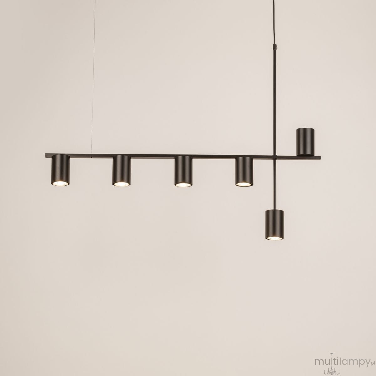 Lampa wisząca Vendo w kolorze czarnym z sześcioma oprawkami GU10. Zawieszona poziomo z jedną krótszą belką pośrodku, minimalistyczny design, idealna do nowoczesnych wnętrz.