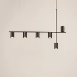 Lampa wisząca Vendo w kolorze czarnym z sześcioma oprawkami GU10. Zawieszona poziomo z jedną krótszą belką pośrodku, minimalistyczny design, idealna do nowoczesnych wnętrz.