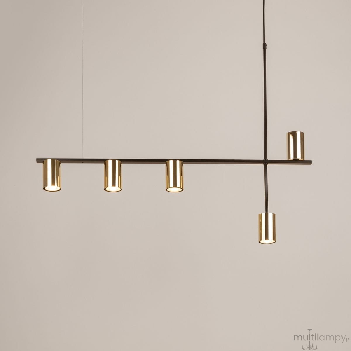Lampa wisząca Vendo z pięcioma punktami świetlnymi, wykonana w kolorze czarnym i mosiądzu. Ułożona poziomo, z cylindrycznymi kloszami, zawieszona na cienkich linkach w minimalistycznym stylu. Idealna do nowoczesnych wnętrz.