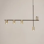 Lampa wisząca Vendo z pięcioma punktami świetlnymi, wykonana w kolorze czarnym i mosiądzu. Ułożona poziomo, z cylindrycznymi kloszami, zawieszona na cienkich linkach w minimalistycznym stylu. Idealna do nowoczesnych wnętrz.