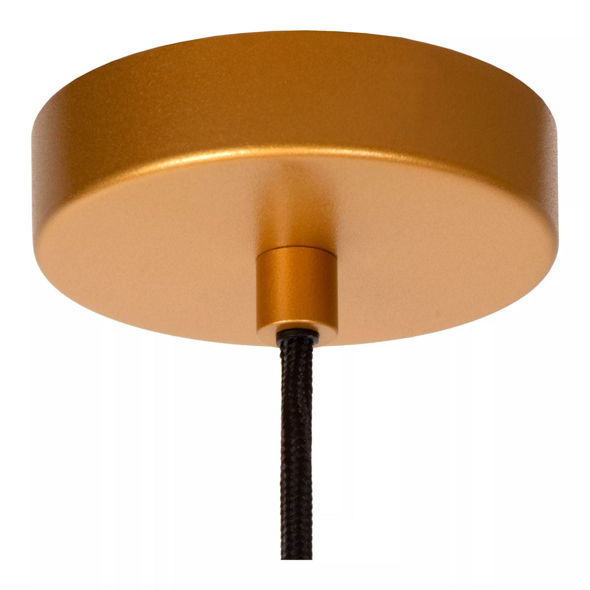 Lampa wisząca Gunhild z metalowym, złotym wykończeniem, z okrągłym, matowym sufitem i czarnym przewodem. Ujęcie z dołu, pokazujące detale mocowania. Idealna do nowoczesnych wnętrz.