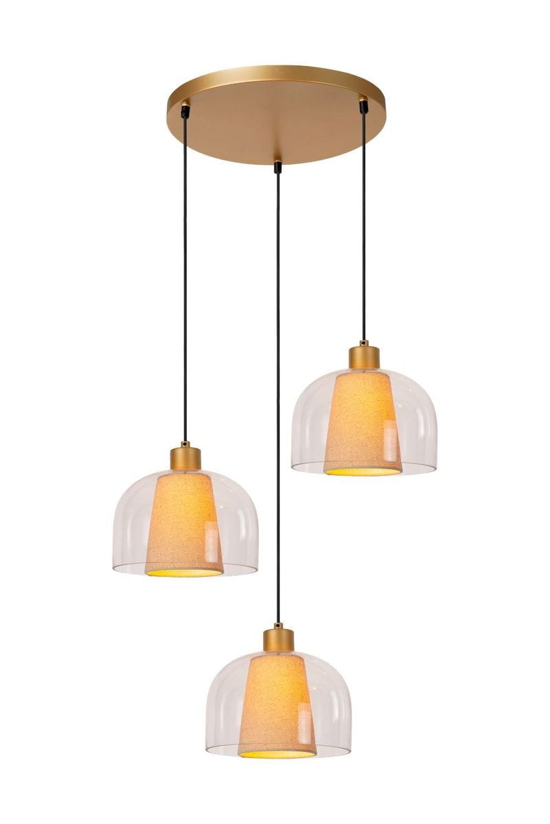 Lampa wisząca Gunhild z trzema kloszami w formie szklanych, przezroczystych kopuł z mosiężnymi detalami. Klosze emitują ciepłe światło. Produkt zawieszony na czarnych linkach pod złotą podstawą, w układzie równoległym.