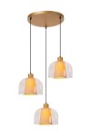 Lampa wisząca Gunhild z trzema kloszami w formie szklanych, przezroczystych kopuł z mosiężnymi detalami. Klosze emitują ciepłe światło. Produkt zawieszony na czarnych linkach pod złotą podstawą, w układzie równoległym.