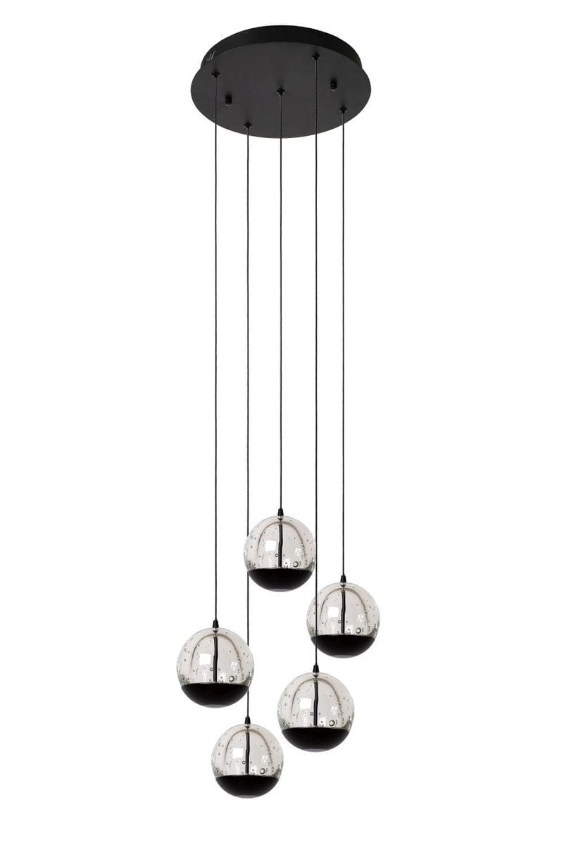 Lampa wisząca Sentubal z pięcioma szklanymi kulami, o średnicy 13 cm, z czarnym dolnym wykończeniem. Kule zawieszone na cienkich linkach, przymocowane do okrągłej, czarnej podstawy. Całość w nowoczesnym stylu, idealna do wnętrz.