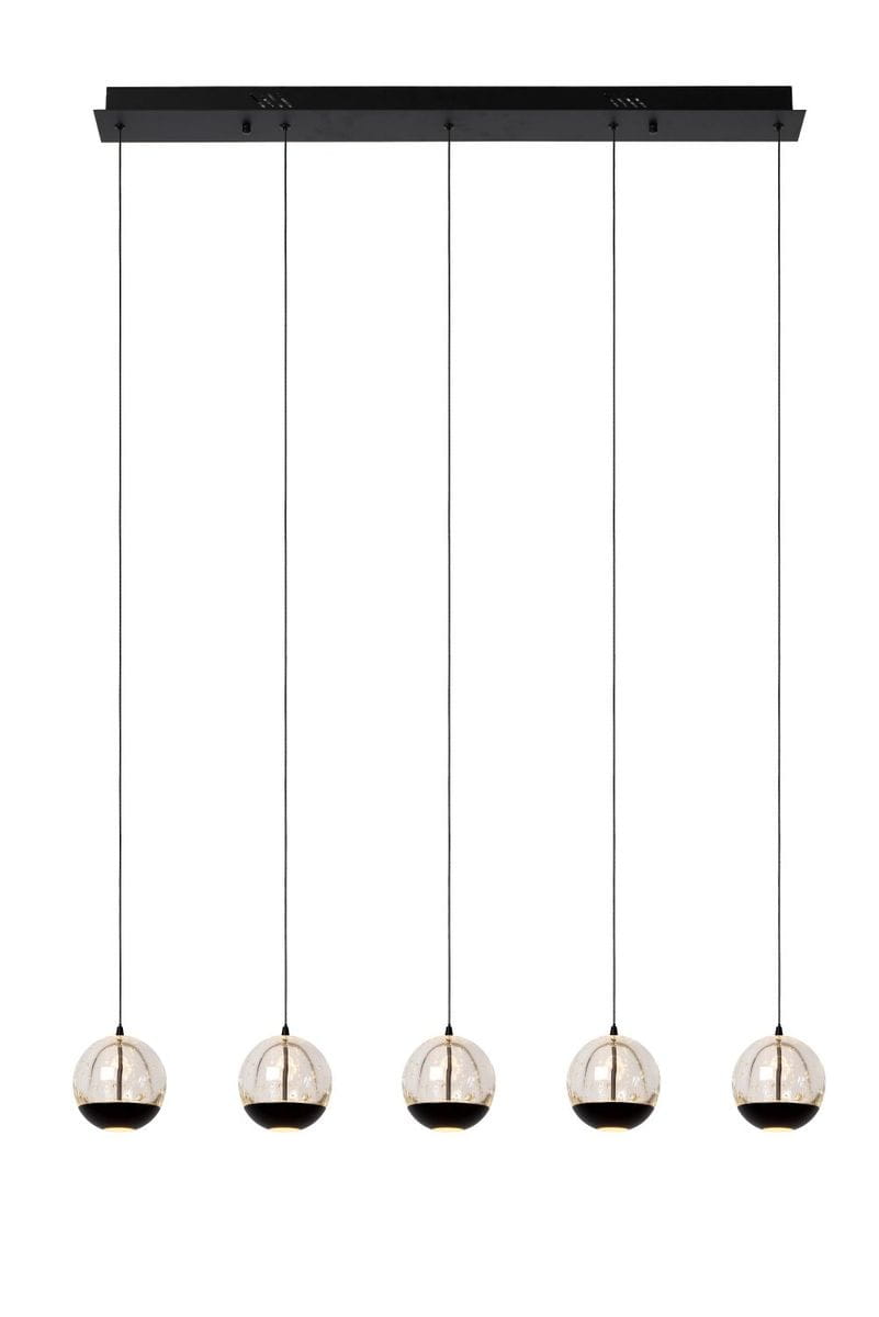 Lampa wisząca Sentubal z pięcioma szklanymi kloszami w kolorze czarnym, zawieszona na cienkich linkach. Klosze mają okrągły kształt z przezroczystą górą i czarną dolną częścią. Umożliwia oświetlenie przestrzeni w nowoczesnym stylu.