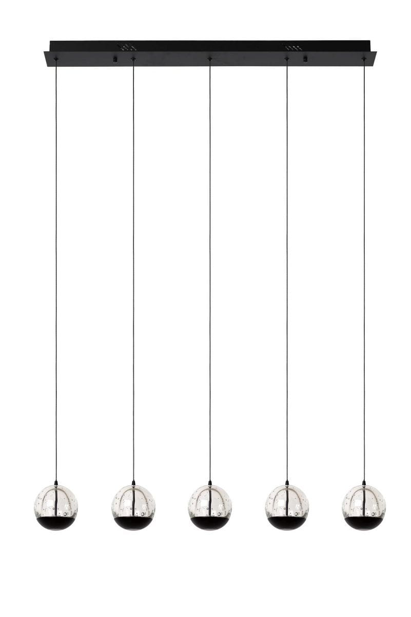 Lampa wisząca Sentubal z pięcioma źródłami LED, o czarnej podstawie i szklanych kloszach w formie kul. Produkt zawieszony na cienkich linkach, umieszczony na prostokątnej, czarnej podsufitce. Klosze mają przezroczyste górne części i czarne dolne.