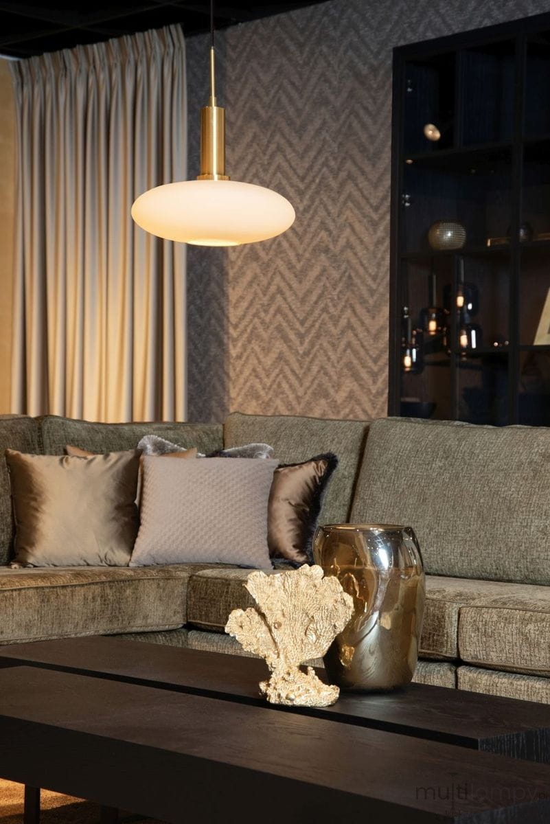 Lampa wisząca Signala 1xE27 w kolorze złotym i czarnym z okrągłym kloszem z opalowego szkła, zawieszona nad stolikiem w eleganckim wnętrzu z sofą i dekoracjami, w ujęciu frontalnym.