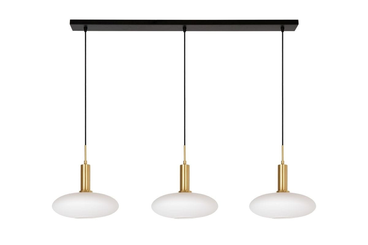 Lampa wisząca Signala z trzema źródłami światła E27, w kolorze złotym i czarnym. Okrągłe klosze z mlecznego szkła zawieszone na czarnych linkach, przymocowane do prostokątnej, czarnej podstawy. Ujęcie frontalne, produkt zwisający.