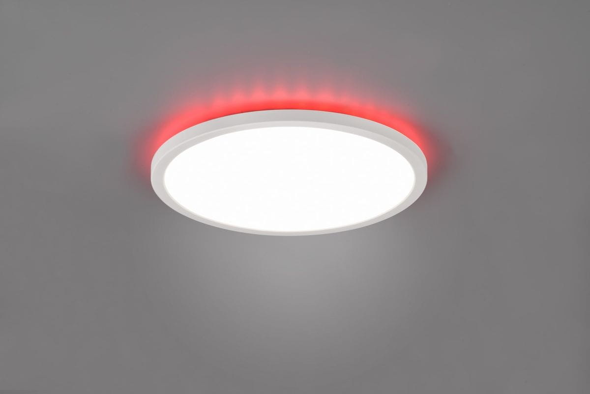 Plafon Aureo D29 w kolorze białym, okrągły, zamontowany na suficie. Emituje światło LED 18W z funkcją RGB. Widoczna czerwona iluminacja wokół krawędzi, gładka powierzchnia. Produkt z pilotem do zdalnego sterowania.