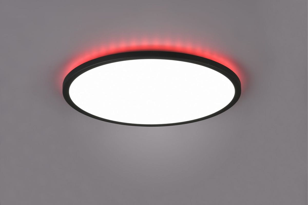 Plafon Aureo D40 w kolorze czarnym, okrągły, z białą, matową powierzchnią. Posiada podświetlenie RGB w czerwonym kolorze, zdalnie sterowany pilotem. Ujęcie z góry, zamontowany na szarym tle.