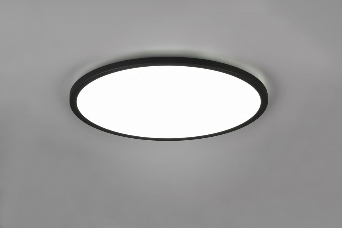 Plafon Aureo D40 w kolorze czarnym, okrągły, z pilotem, z jedną diodą LED o mocy 30W. Zbliżenie na gładką, białą powierzchnię lampy, zamontowaną na suficie, z widocznym czarnym obrzeżem.