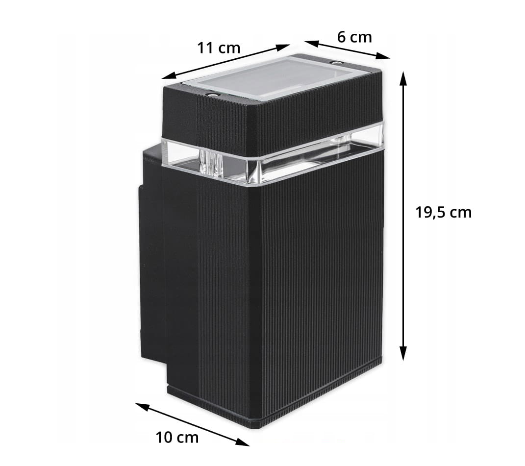 Kinkiet elewacyjny ogrodowy Hana w kolorze czarnym, o wymiarach 19,5 cm wysokości, 11 cm szerokości i 10 cm głębokości. Posiada prostą, teksturowaną obudowę oraz przezroczystą osłonę na górze.