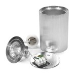 Alfa lampa sufitowa tuba kierunkowa w srebrnym szczotkowanym wykończeniu, składająca się z cylindrycznej obudowy oraz reflektora. Widoczne elementy montażowe oraz przewody elektryczne. Produkt leżący na białym tle.