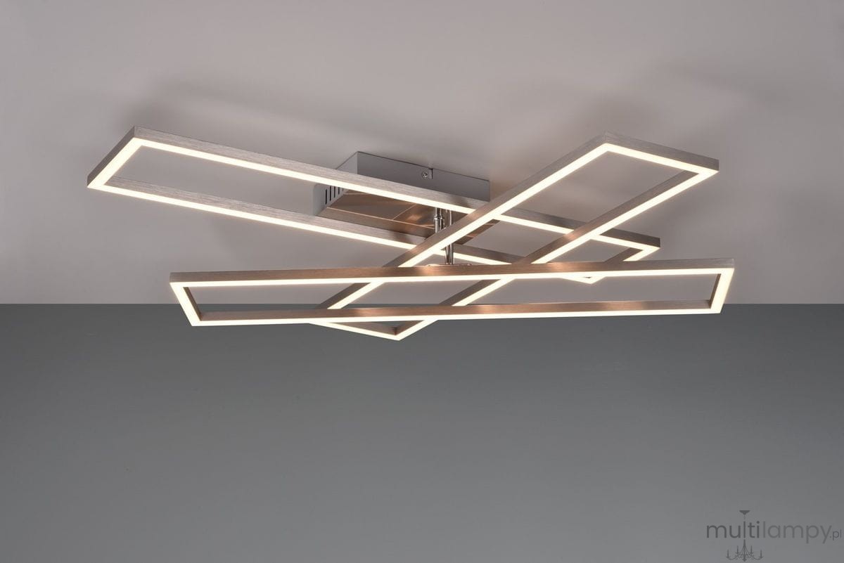 Lampa sufitowa Corso w kolorze niklu z pilotem, z trzema prostokątnymi ramkami LED. Ułożona w nowoczesny, asymetryczny wzór, oświetlająca przestrzeń ciepłym światłem. Montowana na suficie, na szarym tle.
