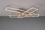 Lampa sufitowa Corso w kolorze niklu z pilotem, z trzema prostokątnymi ramkami LED. Ułożona w nowoczesny, asymetryczny wzór, oświetlająca przestrzeń ciepłym światłem. Montowana na suficie, na szarym tle.