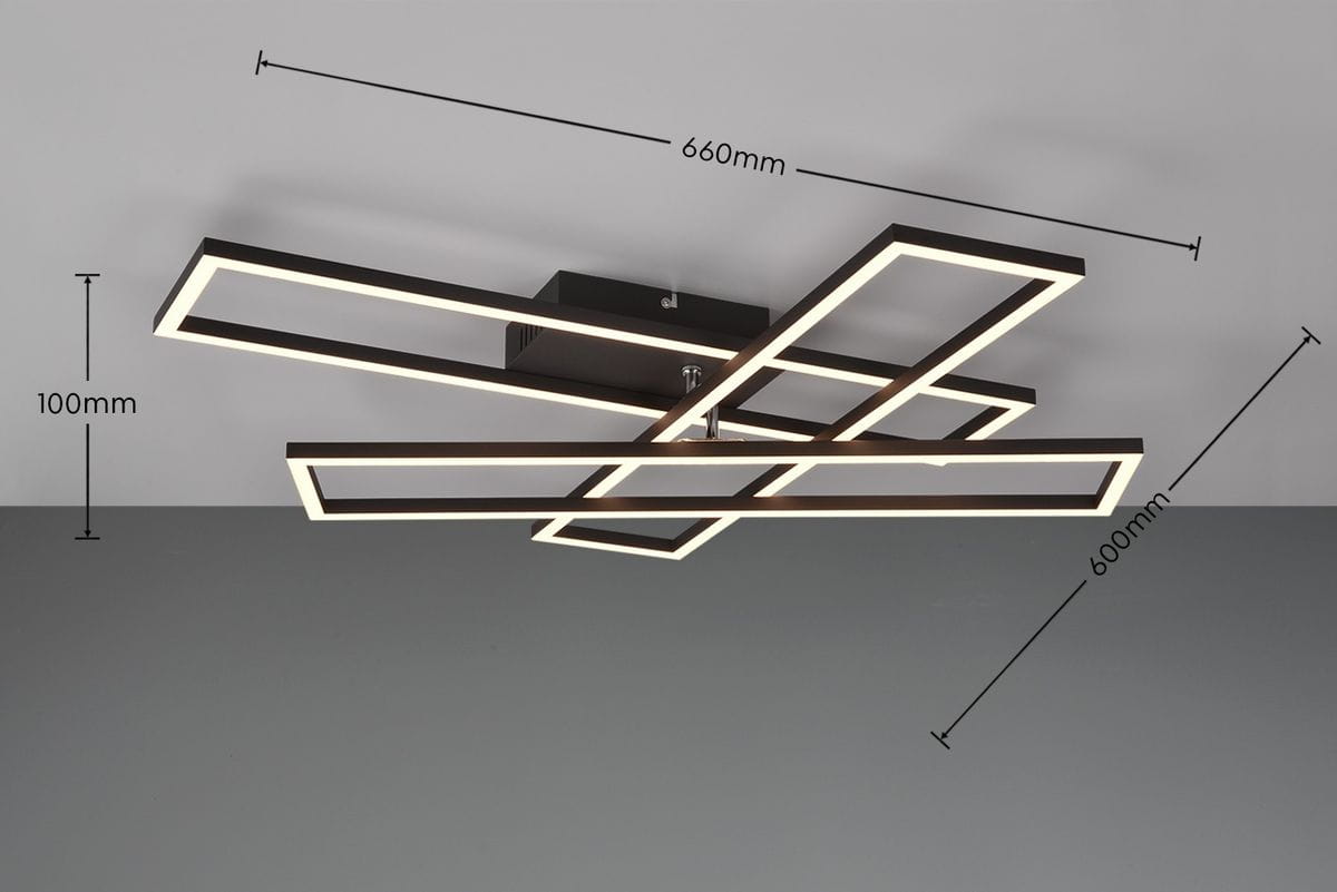 Czarna lampa sufitowa Corso z pilotem, wyposażona w trzy paski LED o łącznej mocy 36W. Wymiary: 660mm x 600mm, wysokość 100mm. Lampa ma nowoczesny, geometryczny kształt z podświetleniem, montowana na suficie.