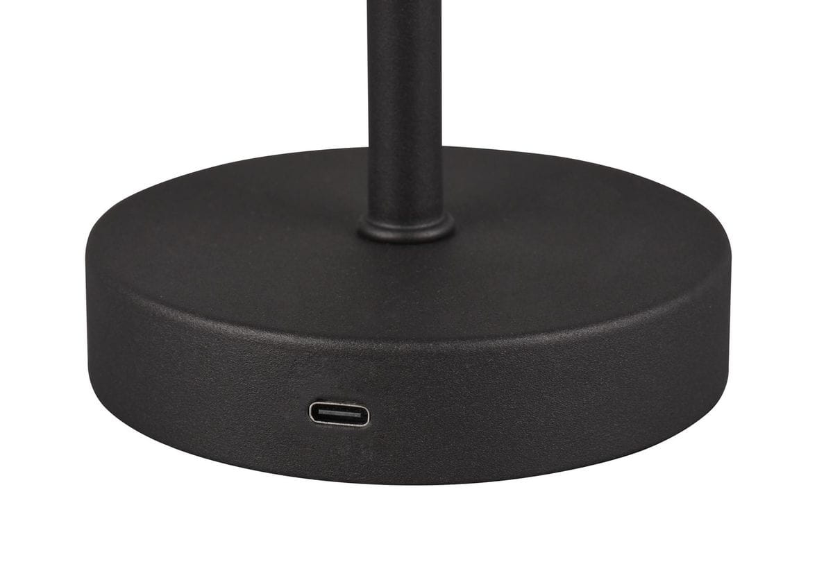 Czarna lampa stołowa Jeff z jedną diodą LED 1,5W, z okrągłą podstawą i cienkim, prostym ramieniem. Widoczny port USB-C na podstawie, umożliwiający ładowanie. Produkt stoi na płaskiej powierzchni.