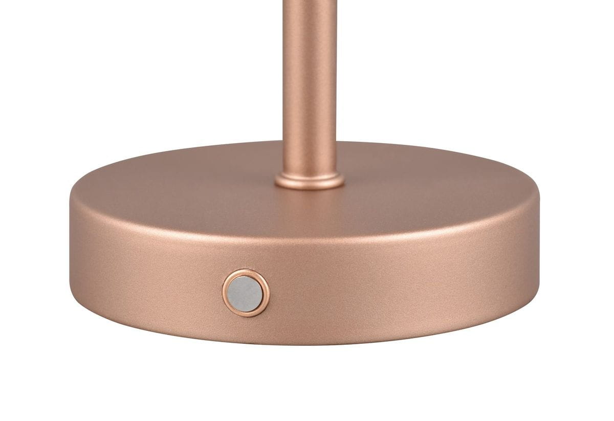 Lampa stołowa Jeff w kolorze kawowym, z metalową podstawą o okrągłym kształcie. Widoczny przycisk w kolorze srebrnym umieszczony na podstawie. Produkt w pozycji stojącej, z prostą, minimalistyczną konstrukcją.