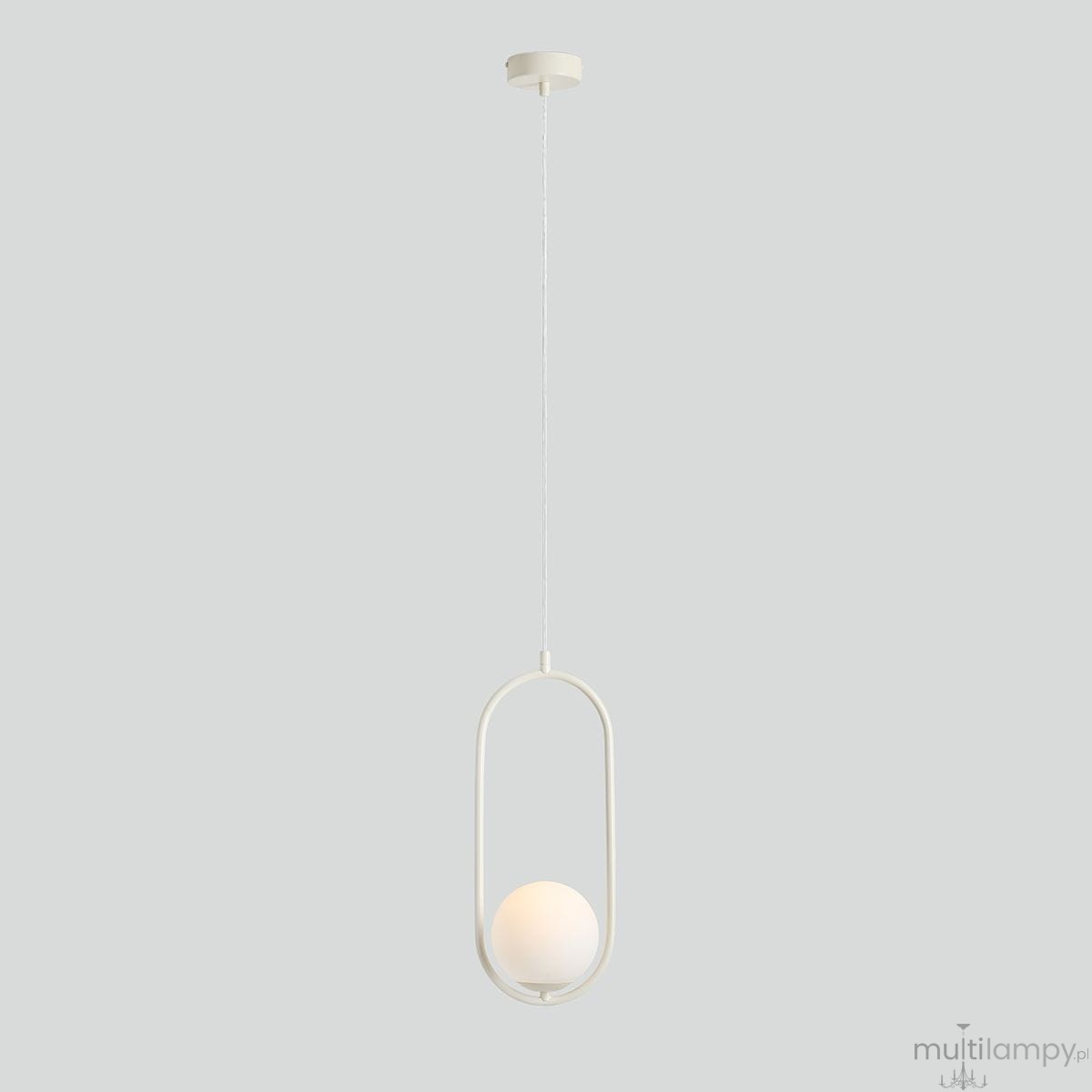Kremowa lampa wisząca Riva 1-punktowa, z okrągłym mlecznym kloszem umieszczonym w metalowej ramie w kształcie owalu. Zawieszona na cienkim przewodzie, montowana do sufitu. Prosta, elegancka forma, idealna do nowoczesnych wnętrz.