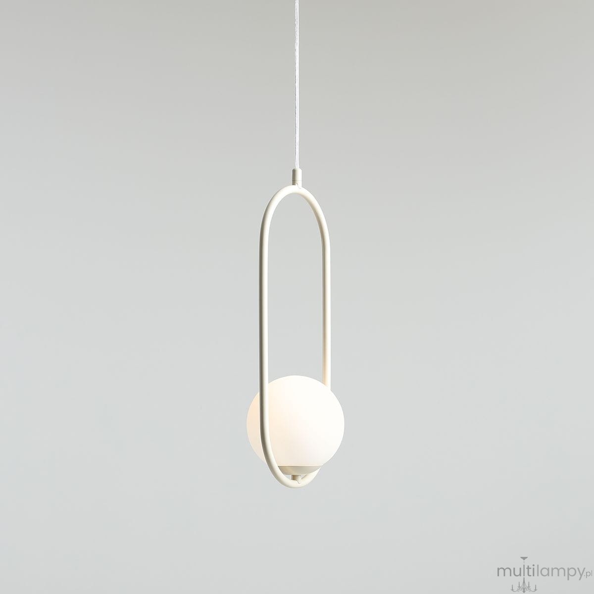 Kremowa lampa wisząca Riva 1-punktowa z okrągłą, matową kulą oraz metalowym, owalnym uchwytem. Zawieszona na cienkim, białym przewodzie. Minimalistyczny design, idealna do nowoczesnych wnętrz.