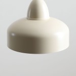 Lampa wisząca Como Cream 1-punktowa w kolorze kremowym, o zaokrąglonym kloszu z matowego materiału. Ujęcie z dołu, ukazujące detale kształtu i gładką powierzchnię. Idealna do nowoczesnych wnętrz.