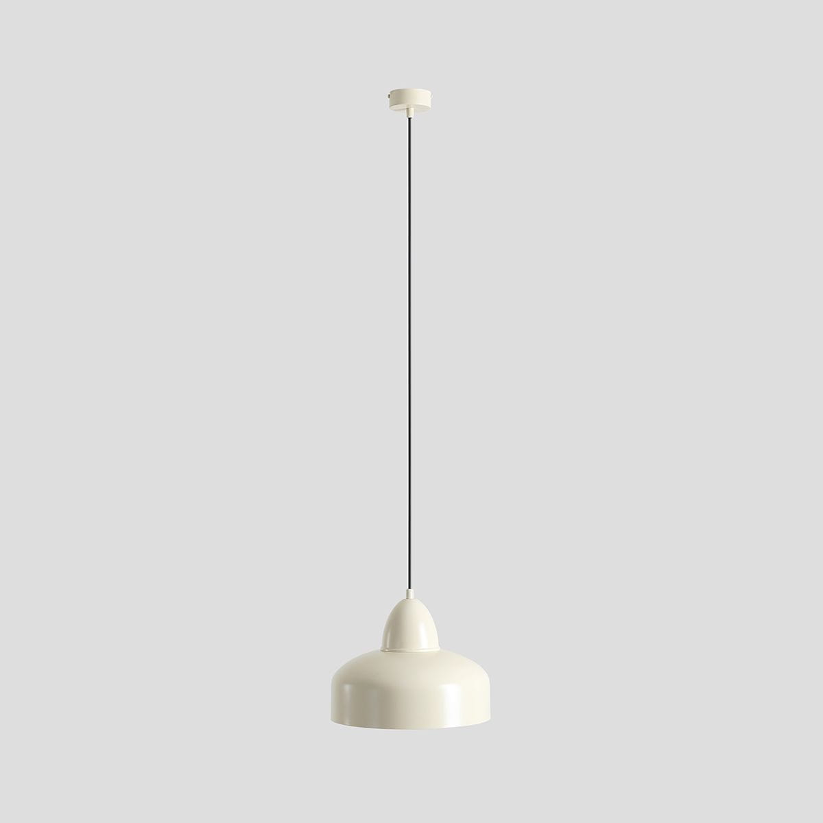Lampa wisząca Como Cream w kolorze kremowym, o okrągłym kloszu i cienkim, czarnym przewodzie. Ujęcie frontalne, zawieszona na prostym, okrągłym mocowaniu, idealna do nowoczesnych aranżacji wnętrz.