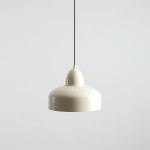Lampa wisząca Como Cream w kolorze kremowym, z metalowym kloszem w kształcie dzwonu. Ujęcie frontalne, zawieszona na cienkim czarnym przewodzie, na jednolitym jasnym tle. Idealna do nowoczesnych wnętrz.