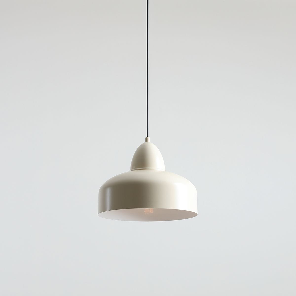 Lampa wisząca Como Cream 1-punktowa w kolorze jasnobeżowym, o okrągłym kloszu z matowego materiału, zawieszona na cienkim czarnym kablu. Frontalne ujęcie ukazuje elegancki kształt i subtelne detale.