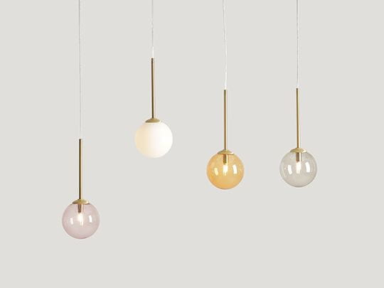 Lampa wisząca Bosso z czterema kulistymi kloszami w kolorze różowym, białym, żółtym i przezroczystym, zawieszona na złotych mocowaniach. Klosze mają różne odcienie i są umieszczone na cienkich, białych linkach, na szarym tle.