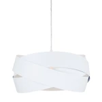 Lampa wisząca Tornado w kolorze białym z oprawą na żarówkę E27. Ma nowoczesny, zwinięty kształt z płaskiego materiału, zawieszona na cienkim kablu. Widoczna żarówka wewnątrz, tworząca minimalistyczny efekt. Tło proste i jasne.