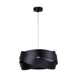 Lampa wisząca Tornado w kolorze czarnym, z metalowym kloszem w formie skręconych pasków. Montaż sufitowy, jedno źródło światła E27. Zawieszona na cienkim przewodzie, z okrągłą podstawą. Idealna do nowoczesnych wnętrz.