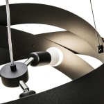 Lampa wisząca Tornado w kolorze czarnym z trzema oprawkami E27. Widoczne metalowe elementy i przewody. Ujęcie z bliska, pokazujące detale mocowania i kształt lampy. Idealna do nowoczesnych wnętrz.