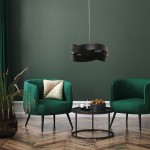 Lampa wisząca Tornado w kolorze czarnym, z trzema gniazdami E27, o nowoczesnym, spiralnym kształcie. Zawieszona na cienkich żyłkach, w aranżacji z zielonymi fotelami i niskim stolikiem na tle ciemnozielonej ściany.