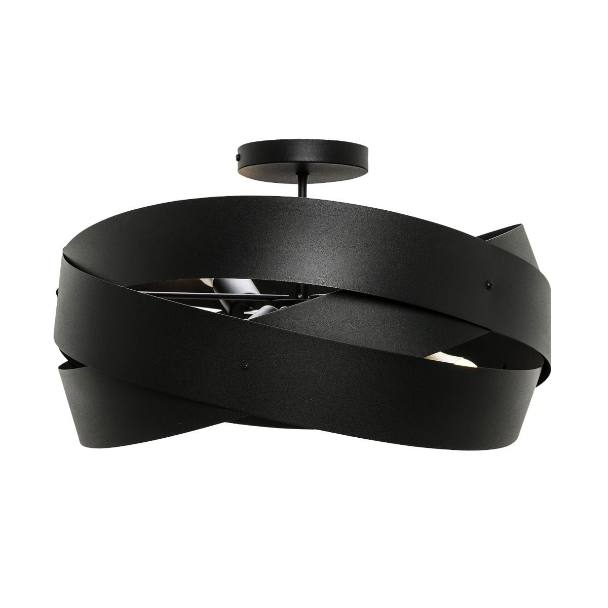 Lampa sufitowa Tornado w kolorze czarnym, z trzema gniazdami E27. Charakteryzuje się nowoczesnym, spiralnym kształtem z matowego metalu. Ujęcie z boku, prezentujące detale konstrukcji i zamontowane źródło światła.