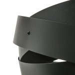 Czarna lampa sufitowa Tornado z trzema oprawami E27, wykonana z matowego metalu. Ujęcie z boku, pokazujące charakterystyczne, falujące paski materiału oraz widoczny element mocujący. Idealna do nowoczesnych wnętrz.
