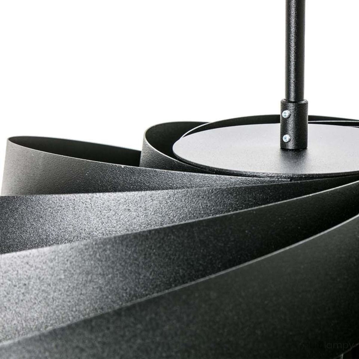 Czarna lampa sufitowa Vento z czterema gwintami E27, widok z góry. Wykonana z matowego metalu, z falistymi, szerokimi paskami, które tworzą unikalny design. Elementy montażowe są widoczne przy podstawie.