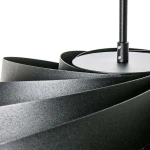 Czarna lampa sufitowa Vento z czterema gwintami E27, widok z góry. Wykonana z matowego metalu, z falistymi, szerokimi paskami, które tworzą unikalny design. Elementy montażowe są widoczne przy podstawie.