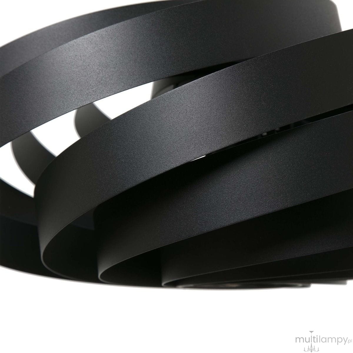 Lampa sufitowa Vento w kolorze czarnym z czterema oprawami na żarówki E27. Wykonana z matowego metalu, z charakterystycznymi, zakrzywionymi paskami tworzącymi nowoczesny design. Ujęcie z boku, ukazujące detale struktury.