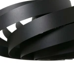 Lampa sufitowa Vento w kolorze czarnym z czterema oprawami na żarówki E27. Wykonana z matowego metalu, z charakterystycznymi, zakrzywionymi paskami tworzącymi nowoczesny design. Ujęcie z boku, ukazujące detale struktury.