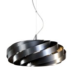 Lampa wisząca Vento w kolorze antracytowym z czterema oprawami E27. Charakteryzuje się spiralnym kształtem z metalowymi paskami, zawieszona na cienkim przewodzie. Idealna do nowoczesnych wnętrz.