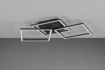 Czarna lampa sufitowa Trail z trzema panelami LED o mocy 31W. Panele mają geometryczny kształt z białymi ramkami, zamontowane na kwadratowej podstawie. Ujęcie z dołu, ukazujące nowoczesny design lampy. Tło w odcieniu szarości.