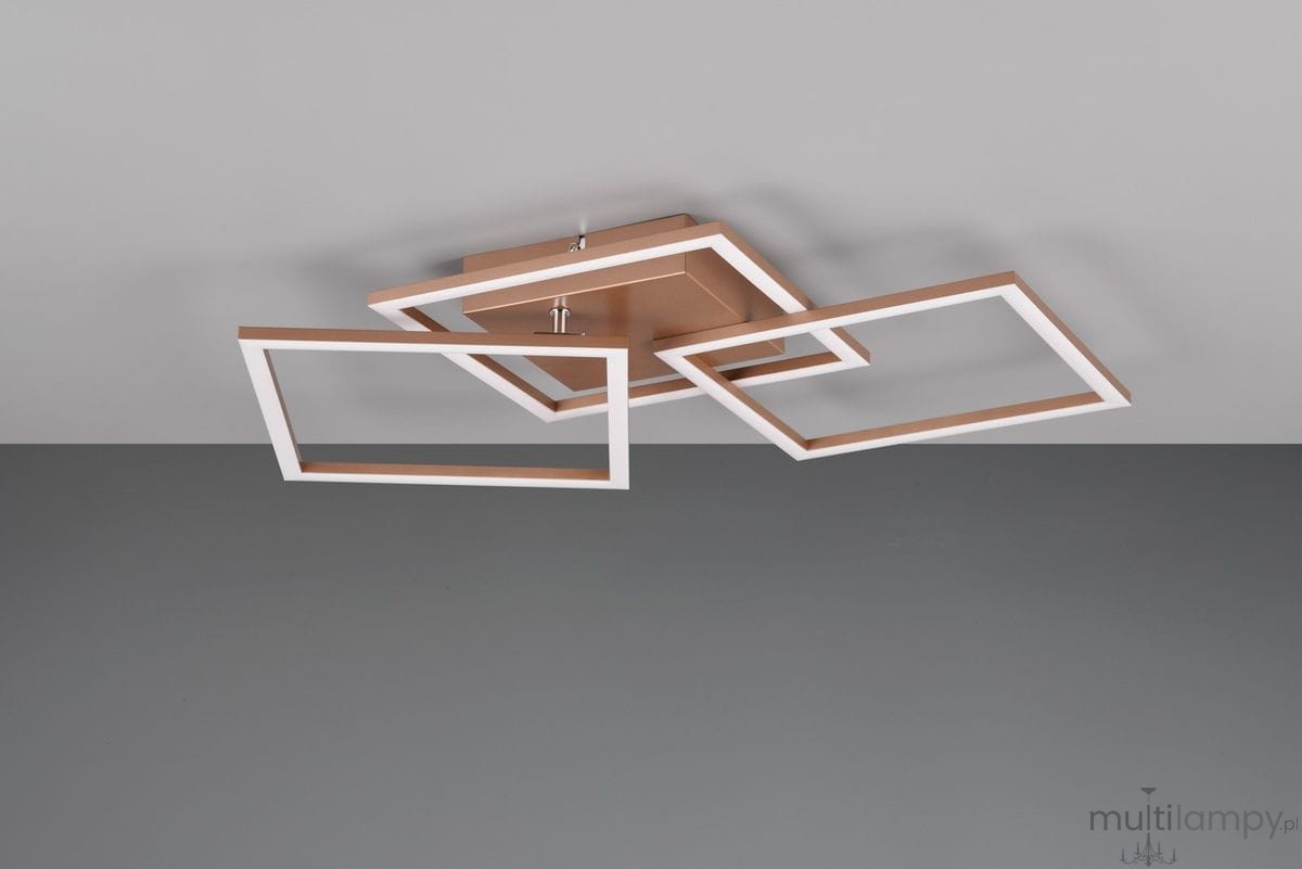 Brązowa lampa sufitowa Trail z trzema prostokątnymi oprawami LED. Ułożona w sposób geometryczny, z białymi krawędziami, montowana na suficie. Tło w odcieniach szarości, co podkreśla nowoczesny design.