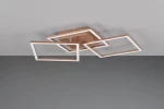 Brązowa lampa sufitowa Trail z trzema prostokątnymi oprawami LED. Ułożona w sposób geometryczny, z białymi krawędziami, montowana na suficie. Tło w odcieniach szarości, co podkreśla nowoczesny design.