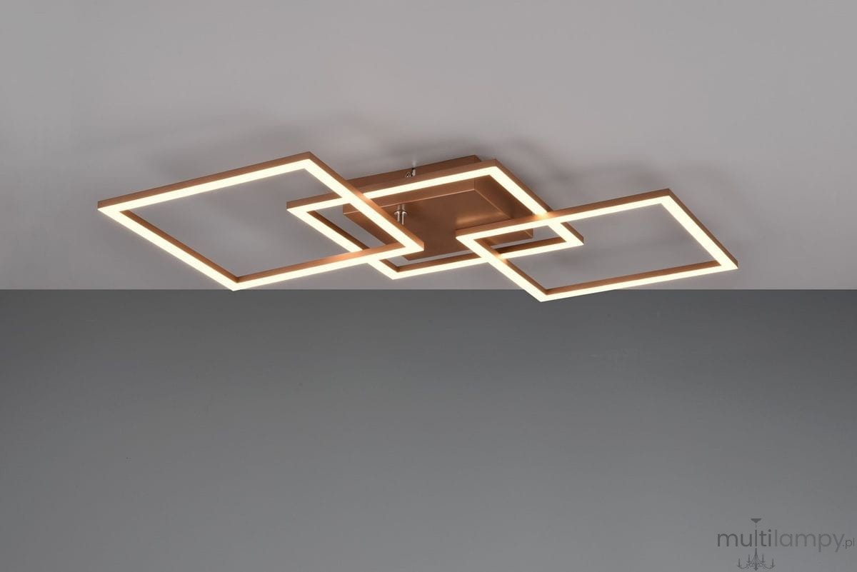 Brązowa lampa sufitowa Trail z trzema kwadratowymi ramkami LED. Ujęcie z dołu, prezentująca nowoczesny design. Wbudowane oświetlenie LED emituje ciepłe światło, idealna do nowoczesnych wnętrz.